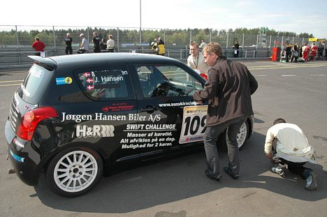 Pitstop er et element, der kan afgøre et langdistanceløb. Her er det teamet med Jørgen Hansen, Michael Jacobsen og Jesper Holden, som har skiftet chauffør.
